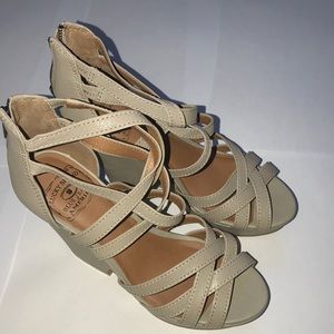 Lucky brand blue jeans of America heels grey strap